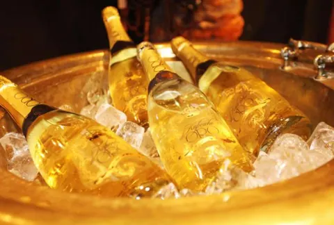 Thepaex Oro, un cava refrescante con partículas de oro, ideal para el verano