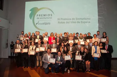 ACEVIN entrega el Mérito a la Accesibilidad a la Ruta del Vino Rías Baixas en su gala de los Premios de…