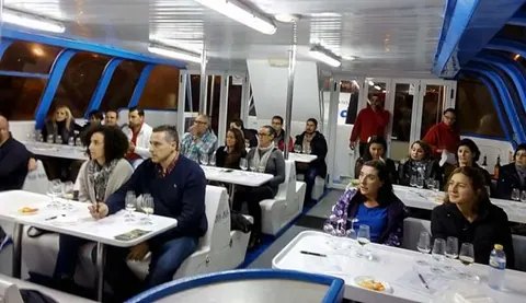 Una treintena de personas participan en la cata en catamarán por la Ría de Arousa organizada por la Ruta do…