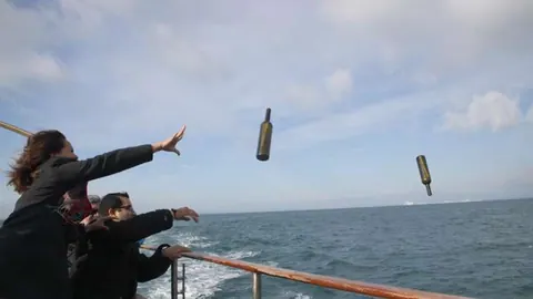 Roses lanza al mar 25 vales regalo canjeables por Suquet de Peix