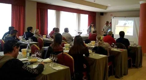El Consejo Regulador imparte un seminario sobre Aguardientes de Galicia a más de 20 profesionales de la…