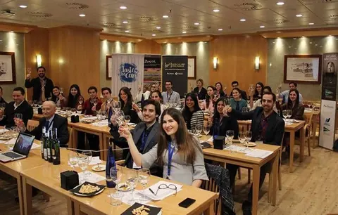 La Denominación de Origen Rías Baixas y la Ruta del Vino ofrecen en El Corte Inglés de Santiago una cata…