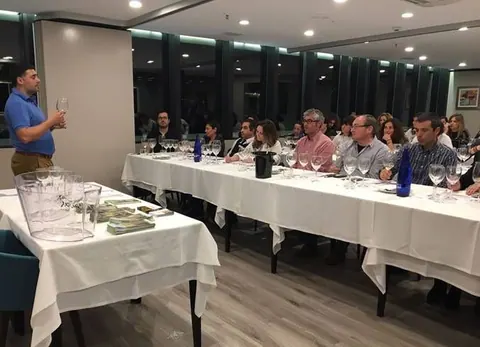 Más de 30 personas asistieron a la Cata entre Amigos que la Ruta del Vino Rías Baixas celebró en el…