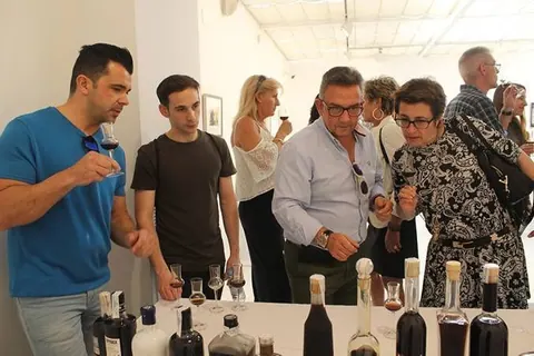 Un centenar de personas acuden a la presentación de los Aguardientes y Licores Tradicionales de Galicia en…