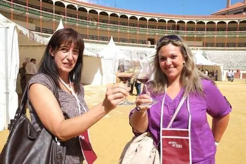 Arancha y Patricia toman un toro. Ramón Gómez