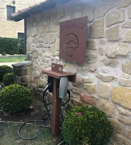 Tesla implanta en La Rioja Alta, S.A. su primer punto de recarga eléctrica en Haro