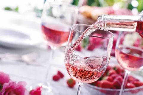 La noche en rosa solo vinos rosados para la fiesta de Cigales en Madrid