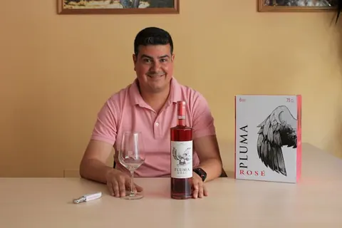 Un mono alado representa la segunda añada de Pluma Rosé