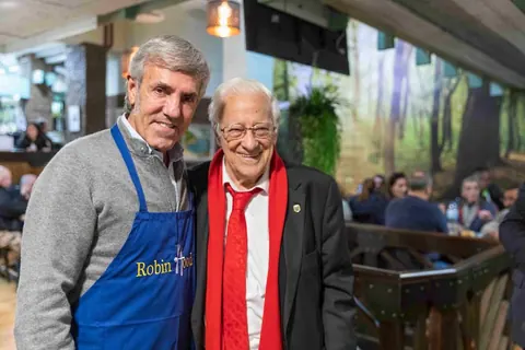 Fundación Emilio Moro y el padre Ángel en restaurantes Robin Hood