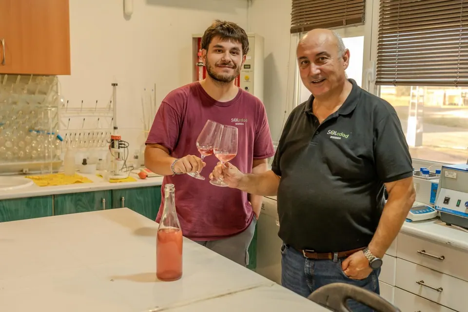 Dos responsables de Bodega Soledad brindan con rosado en el laboratorio
