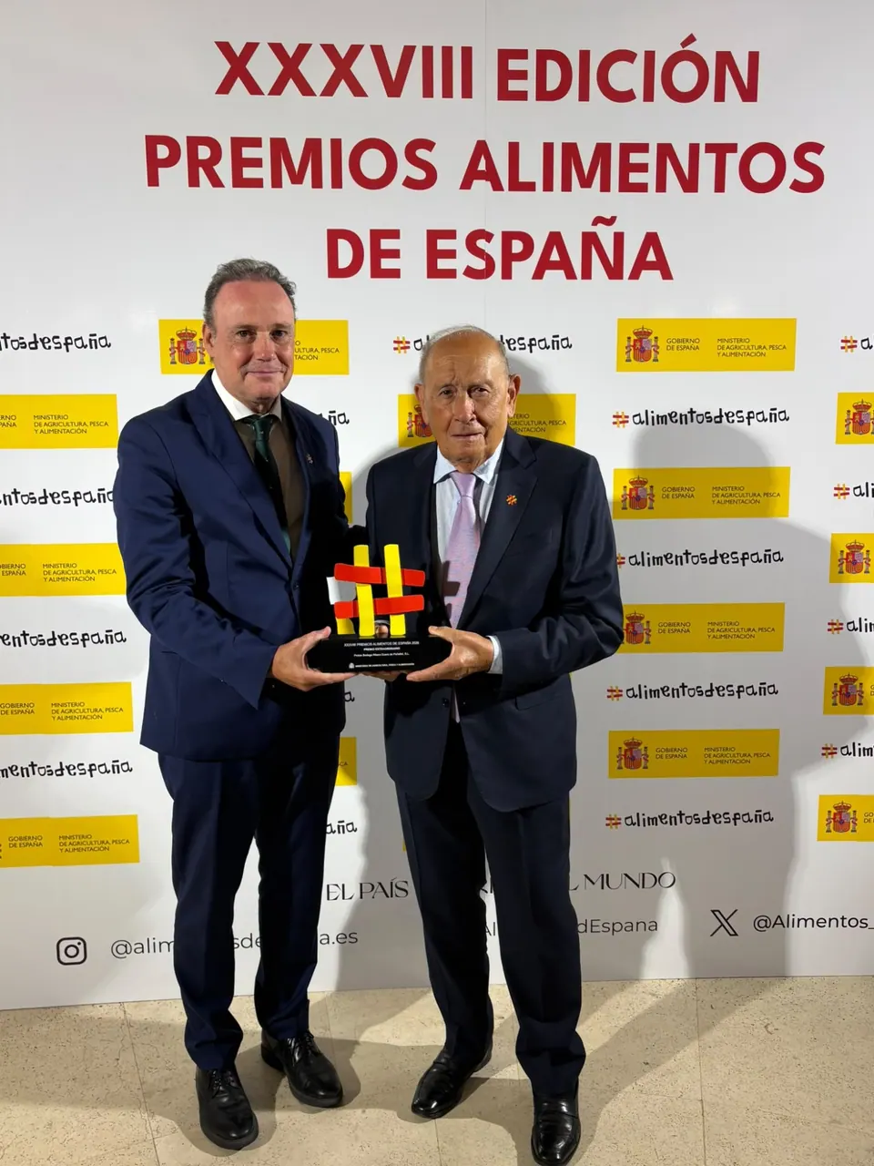 Carlos Villar y Edmundo Bayón posan con el premio en Madrid