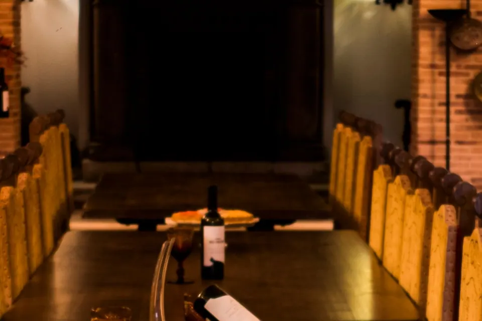 Mesa de cata con botellas en el interior de Finca Río Negro